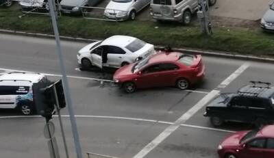 Машина протаранила автомобиль на перекрестке в Петрозаводске - gubdaily.ru - республика Карелия - Петрозаводск