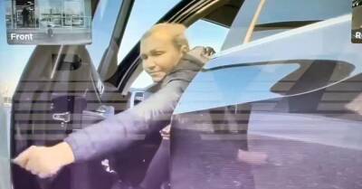 Москвичка на BMW поцарапала Tesla и попала объектив камеры электрокара - motor.ru - Москва - Россия