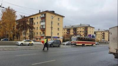 В Екатеринбурге автомобиль сбил ребенка на трамвайных путях - usedcars.ru - Екатеринбург