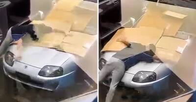 Видео: владелец Toyota Supra защищает спорткар от града своим телом - motor.ru - Австралия