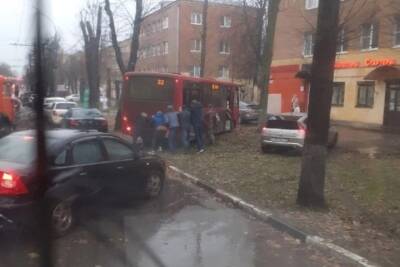 В Ярославле дерево едва не расплющило автобус - yar.mk.ru - Ярославль