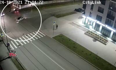 В Петрозаводске автомобиль вылетел на тротуар после столкновения - gubdaily.ru - Петрозаводск