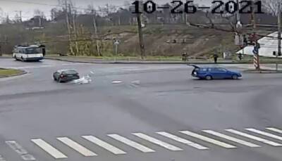 В Петрозаводске автомобиль наехал на выпавший груз - gubdaily.ru - республика Карелия - Петрозаводск