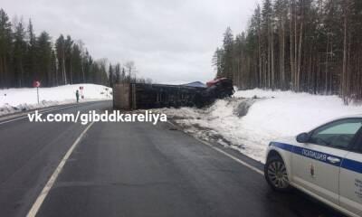 В Карелии грузовик заблокировал движение на трассе - gubdaily.ru - республика Карелия