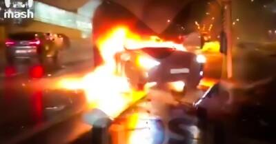 Видео: самая мощная Tesla Model S Plaid сгорела дотла после аварии в Москве - motor.ru - Москва