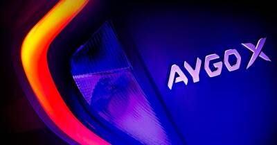 Toyota готовит новый недорогой кроссовер Aygo X: первый тизер - motor.ru