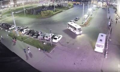 Автобус без водителя устроил аварию у вокзала в Петрозаводске - gubdaily.ru - Петрозаводск
