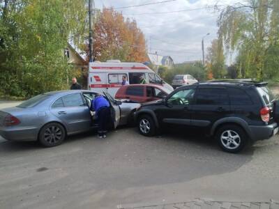 При столкновении трех авто в Твери получили травмы два водителя - afanasy.biz - Тверь - Тверская обл.