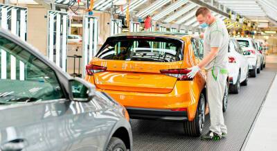 Skoda сократит производство автомобилей на трех заводах в Чехии из-за нехватки чипов - avtonovostidnya.ru - Чехия