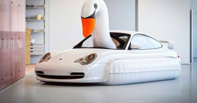 Посмотрите на очень странный Porsche 911, превращенный в надувного лебедя - motor.ru