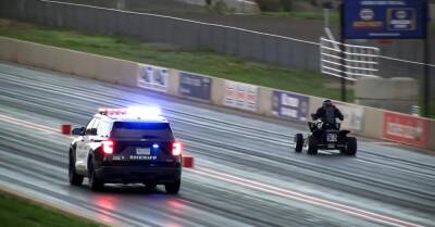 Видео: квадроцикл сразился в дрэге с Mitsubishi Lancer Evolution и полицейским Ford Explorer - motor.ru