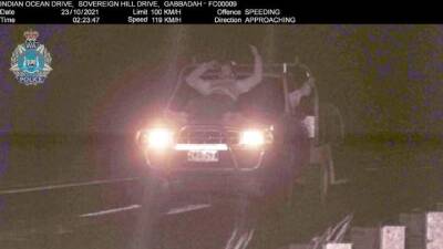 Дорожная камера сфотографировала мужчину на капоте машины на скорости 120 км/ч - auto.24tv.ua - Австралия