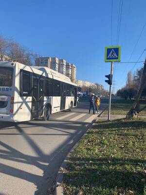 В Ростове автобус сбил девушку, которая переходила дорогу на красный свет - dontr.ru