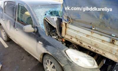 В Петрозаводске автомобиль залетел под грузовик: есть пострадавшие - gubdaily.ru - республика Карелия - Петрозаводск