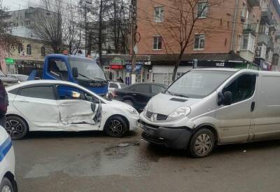 В Твери водитель фургона протаранил Hyundai, есть пострадавший - afanasy.biz - Тверь - район Заволжский, Тверь