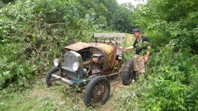 Видео: попытка завести двигатель Ford 1929 года выпуска, который почти столетие стоял в лесу - auto.24tv.ua - Сша