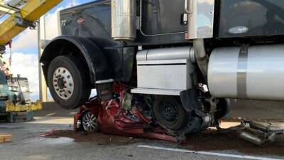 Женщина на легковом авто чудом выжила в ужасной аварии с грузовиком: фото - auto.24tv.ua - штат Вашингтон - Seattle