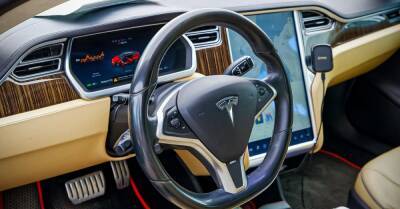 Tesla отзывает тысячи электрокаров из-за опасного сбоя программного обеспечения - motor.ru - Сша