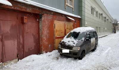 В Уфе снег с крыши административного здания покорежил автомобиль, к счастью все живы - mkset.ru - Уфа