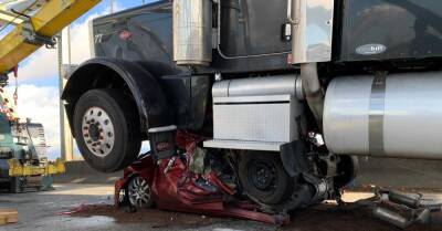Женщина чудом выжила после наезда грузовика на её автомобиль - motor.ru - Сша - Usa - штат Вашингтон