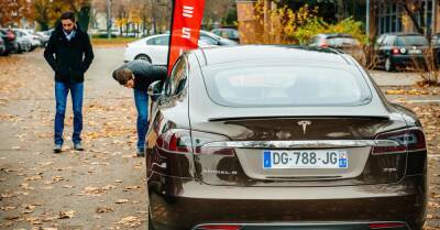 Сотни электрокаров Tesla оказались заблокированы из-за сбоя - motor.ru