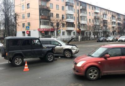 Nissan и УАЗ столкнулись на перекрестке в Твери, есть пострадавший - afanasy.biz - Тверь