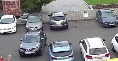 Неопытная автомобилистка пыталась припарковаться, но столкнула чужой автомобиль с лестницы - skuke.net - Одесса