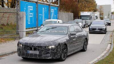 Закамуфлированный прототип BMW i7 заметили в компании Mercedes EQS, Tesla Model Y и XPeng P7 - auto.24tv.ua - Mercedes-Benz