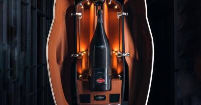 Bugatti выпустила штучное шампанское с охлаждаемым футляром - motor.ru - Франция