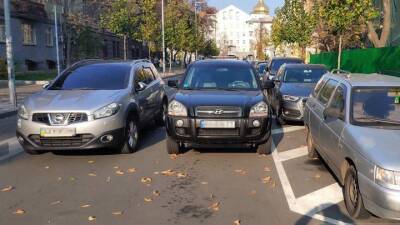 Из-за ковидных ограничений в центре Киева парковочный апокалипсис: паркуются в три ряда - auto.24tv.ua - Киев