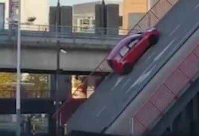Автомобиль с семьей внутри опрокинулся с разводного моста (видео) - autocentre.ua - Бельгия - Левен