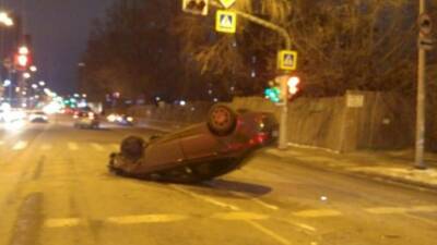 В центре Екатеринбурге автомобиль врезался в столб и перевернулся - usedcars.ru - Екатеринбург