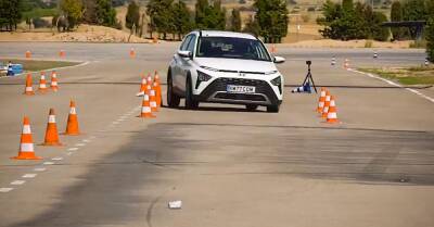 Видео: самый бюджетный кроссовер Hyundai проходит «лосиный тест» - motor.ru