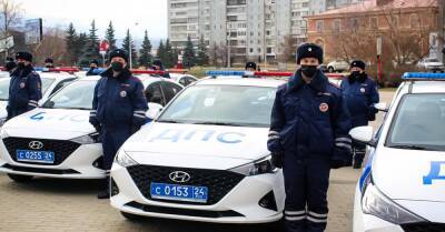 Инспекторы ГИБДД получили служебные Hyundai Solaris, оснащенные аппаратами ИВЛ - motor.ru - Россия - Красноярск