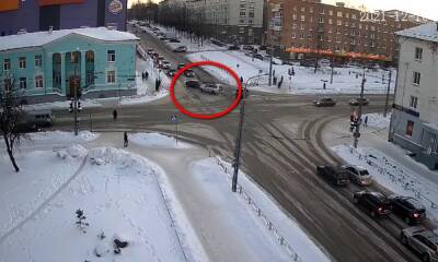 Два автомобиля столкнулись на пешеходном переходе в центре Петрозаводска - gubdaily.ru - Петрозаводск
