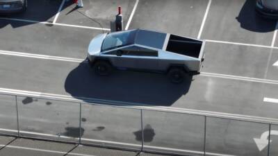 Пикап Tesla получил гигантский «дворник»: предсерийный Cybertruck заметили на испытаниях - motor.ru
