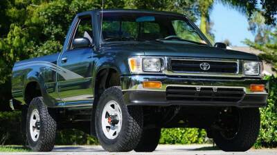 На продажу выставили пикап Toyota, простоявший в гараже 28 лет - motor.ru - штат Нью-Гэмпшир