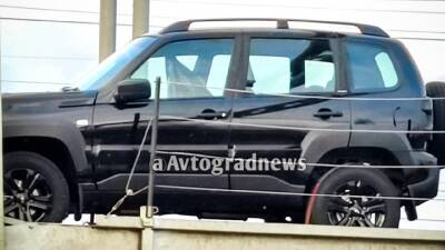 Lada Niva Travel получила «очень черную» версию. Автомобили уже есть у дилеров - motor.ru - Россия