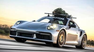 Видео: Porsche с елкой на крыше разогнали до 282 километров в час - motor.ru