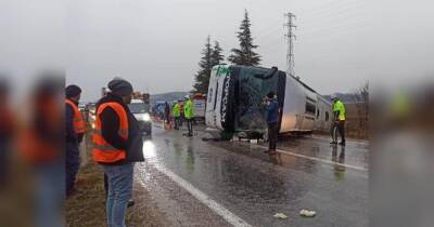 У Туреччині перекинувся автобус із пасажирами: двоє людей загинули, десятки постраждали - fakty.ua - Украина