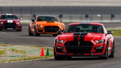 Николас Кейдж - Почти как в кино: с завода Ford угнали 4 новеньких Mustang Shelby GT500 - autonews.autoua.net