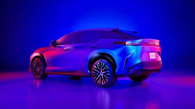 Новый кроссовер Lexus, 16 электрокаров Toyota и рамный внедорожник Ford: главное за неделю - motor.ru