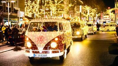 Видео: рождественский парад винтажных автомобилей Volkswagen по ночным улицам - motor.ru