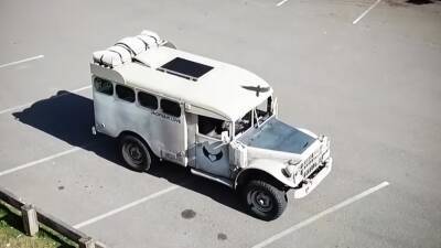 Военный грузовик Dodge превратили во внедорожный дом на колесах - motor.ru