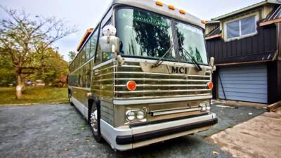 Видео: старый туристический автобус превратили в дом на колесах с роскошной деревянной отделкой - motor.ru - Канада - Ванкувер