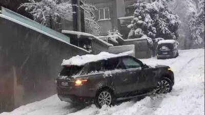 Полноприводный Range Rover Sport на зимних шинах оконфузился на заснеженном склоне: видео - auto.24tv.ua