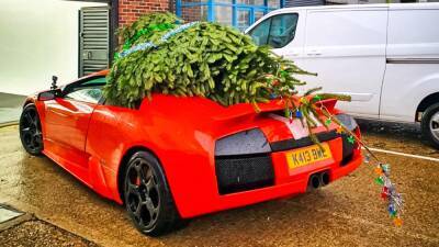 Видео: неудачная реплика Lamborghini доставляет рождественскую ель в фотостудию - motor.ru