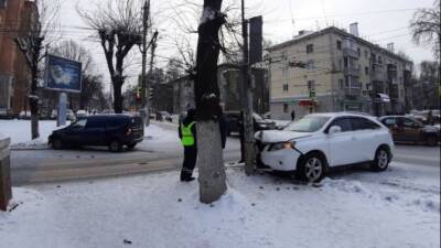 В центре Рязани Lexus врезался в столб - usedcars.ru - Рязань
