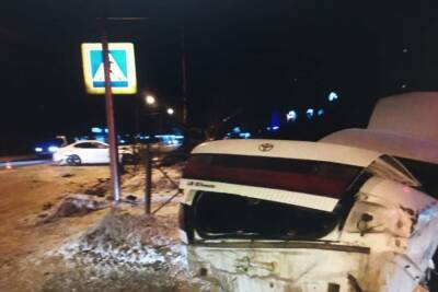 Четыре человека пострадали в полночь в Омске в аварии «Тойоты» и «БМВ» - omsk.mk.ru - Омск