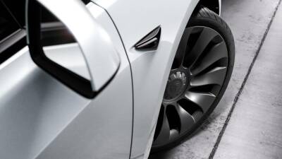 Электрокары Tesla научились следить за износом шин в реальном времени - motor.ru